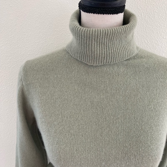VINTAGE | Neiman Marcus Sage Green 💚 100% Cashmere Turtleneck Sweater sz. Small - Picture 3 of 6